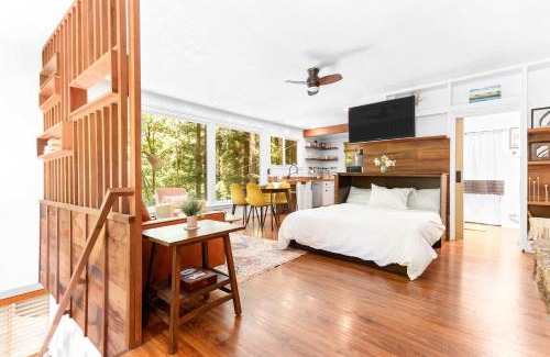 Rio Nido Casa | Redwood Cabin with Hot Tub Canyon View and Dogs OK