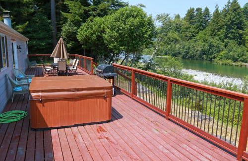 Crescent City Casa | Redwood Coast River House