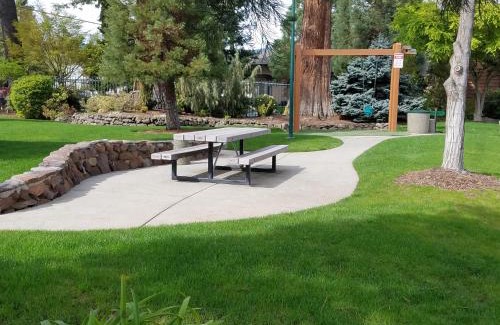 Grants Pass Hotel | Redwood Hyperion Suites