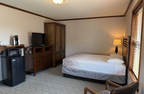 Colliersville Hotel | Redwood Inn & Suites Room #7 - impeccably clean motel between CDP & ASV