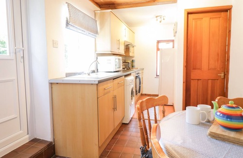 Bwlchgwyn Cabaña | REDWOOD LODGE, romantic, character holiday cottage in Brymbo
