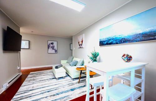 Wilmington Apartamento | Redwood loft at Park Place King bed walk in closet fast WIFI and free coffee