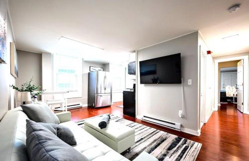 Wilmington Apartamento | Redwood loft at Park Place King bed walk in closet fast WIFI and free coffee