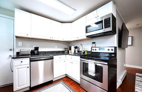 Wilmington Apartamento | Redwood loft at Park Place King bed walk in closet fast WIFI and free coffee