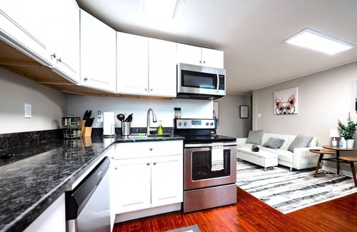 Wilmington Apartamento | Redwood Loft at Park Place King bed Walk in Closet Fast Wifi and Free Coffee