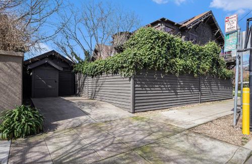 Upper Telegraph Casa | Redwood Room