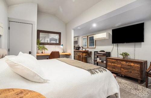 Upper Telegraph Casa | Redwood Room