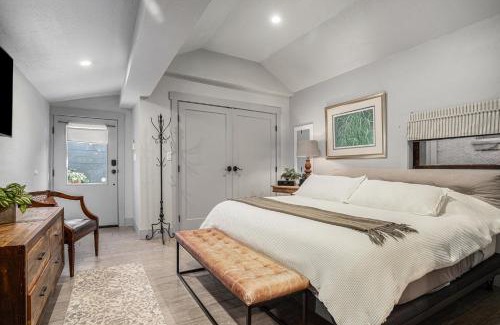 Upper Telegraph Casa | Redwood Room