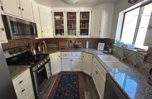 Shelter Cove Casa | Redwoods & Waves- An experience. Disc Golf, Putting Green, Beach toys, sleeps 6