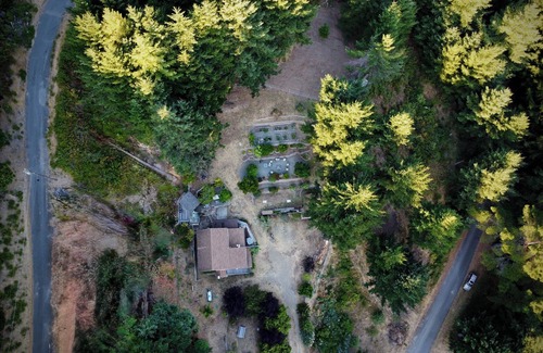Shelter Cove Casa | Redwoods & Waves- An experience. Disc Golf, Putting Green, Beach toys, sleeps 6