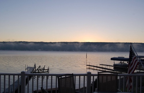 Conesus Cabaña | Reed y relajarse en el lago Conesus. Esta casa de 3 dormitorios que duerme 8.