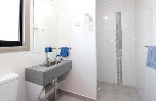 Proserpine Hotel | Reef Gardens Motel