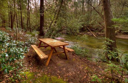 Cashes Valley Casa | Reel Creek Lodge - Fightingtown Creek Cabin