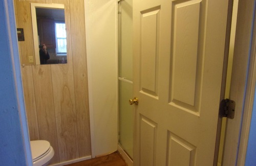 Hemphill Cabina | Reel Em In! Small, clean cabin set back from water on WF property w/boathouse