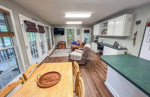 Windsor Cabaña | Reel'em Inn is a cozy river front fishing cottage on the Cashie River.