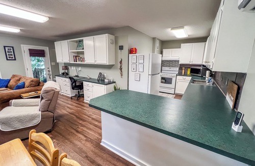 Windsor Cabaña | Reel'em Inn is a cozy river front fishing cottage on the Cashie River.