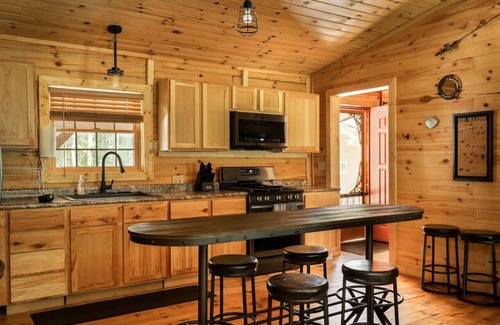 Baldwin Cabina | Reel Paradise, The Fishermen Cabin: Hot Tub & Fun!