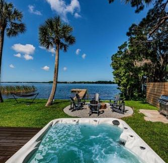 East Lake Casa | Reel Retreat