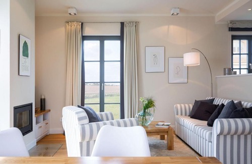 Kreptitz Casa | Reetland am Meer - Premium Reetdachvilla mit 2 Schlafzimmern, Sauna und Kamin E25