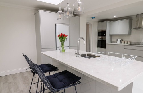 Burry Port Casa | REEVAS-RETREAT, pet friendly, character holiday cottage in Burry Port