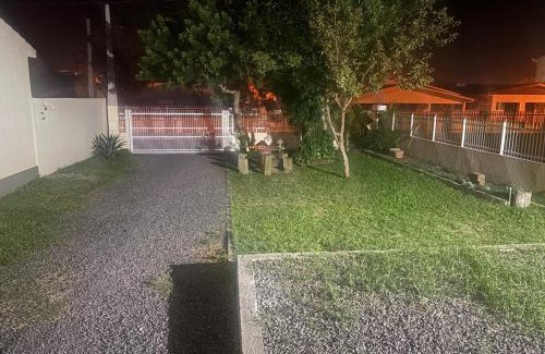 Balneario Arroio do Silva Casa | Refúgio familiar bem Perto da praia e do centro com Pátio grande e churrasqueira