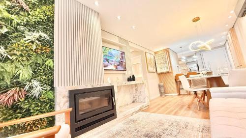 Vila Luiza Apartamento | Refúgio Moderno com Lareira em Canela