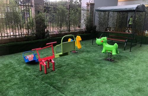 Central Province Apartamento | Refined 1BR With King Bd, Pool & Gym in Kileleshwa