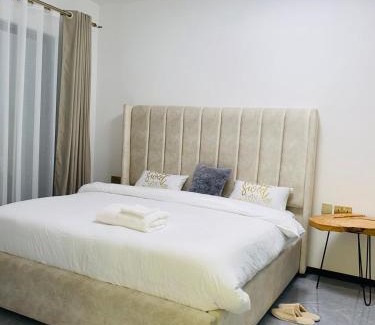 Central Province Apartamento | Refined 1BR With King Bd, Pool & Gym in Kileleshwa