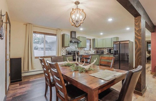Livingston Casa | Refined 6BR Moose & Bear Lodge by Sweetheart Stays