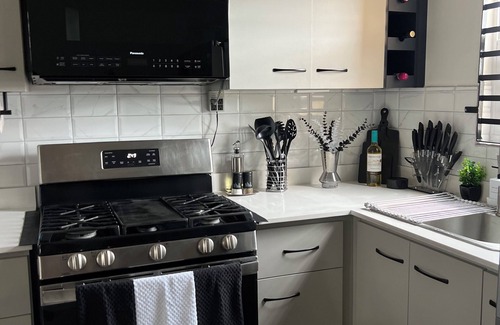 Portmore Casa | Refined luxury awaits you, where sophistication reigns with a Taste of Opulence!