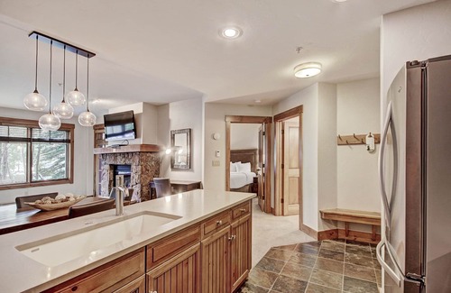 Breckenridge Condominio | Refined With Sunny Views 2 Blocks To Downtown Breck 1 Bedroom Condo by RedAwning