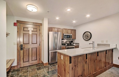 Breckenridge Condominio | Refined With Sunny Views 2 Blocks To Downtown Breck 1 Bedroom Condo by RedAwning