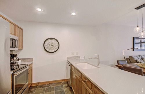 Breckenridge Condominio | Refined With Sunny Views 2 Blocks To Downtown Breck 1 Bedroom Condo by RedAwning