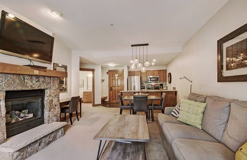 Breckenridge Condominio | Refined With Sunny Views 2 Blocks To Downtown Breck 1 Bedroom Condo by RedAwning