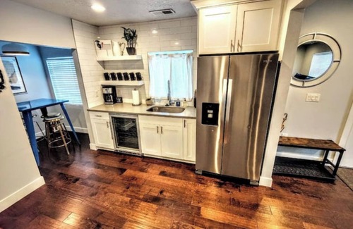 South Salt Lake Casa | Reflection Bnb - 3 Kings, 4 Tvs, 2 Baths, Garage