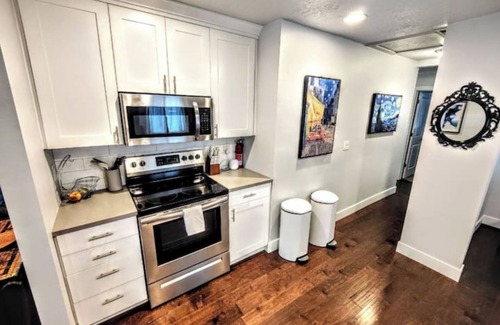South Salt Lake Casa | Reflection Bnb - 3 Kings, 4 Tvs, 2 Baths, Garage