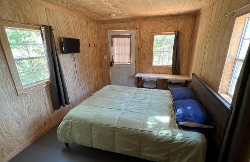 Jacksboro Casa | Reflection Cabin on Lake Godstone