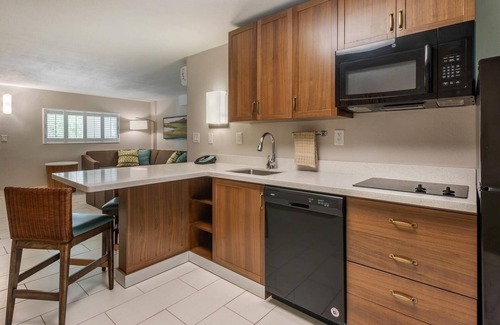 Jekyll Island Hotel | Refresh in a Spacious Room Near Jekyll Island Marina | w/ Onsite Outdoor Pool!