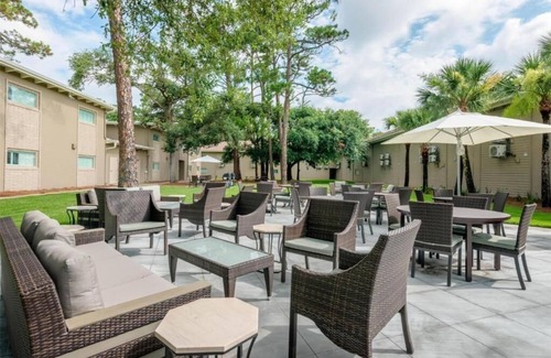 Jekyll Island Casa | Refresh in a Spacious Room Near Jekyll Island Marina | w/Onsite Outdoor Pool!