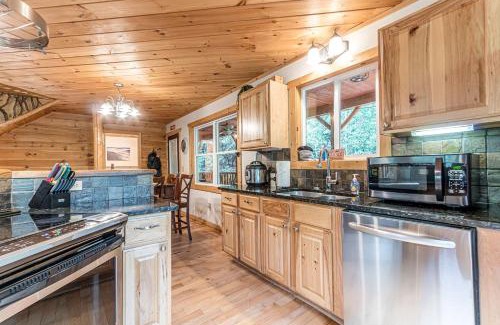 Sautee Nacoochee Casa | Refreshed Cabin with Spa and Private Deck in Sautee Nacoochee, Georgia