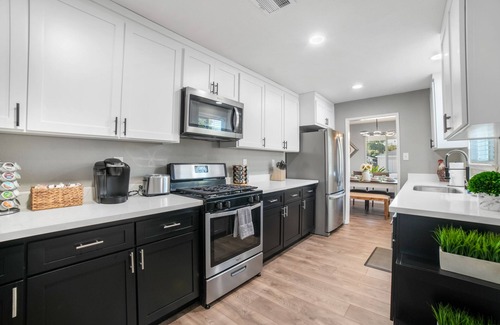 Stockton Casa | Refreshing 3 bedroom w/ Big Yard + Hot Tub + Garage Parking