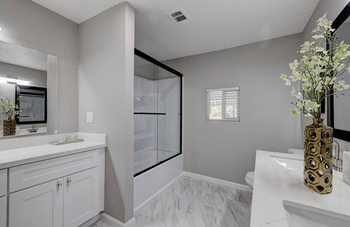 Stockton Casa | Refreshing 3 bedroom w/ Big Yard + Hot Tub + Garage Parking