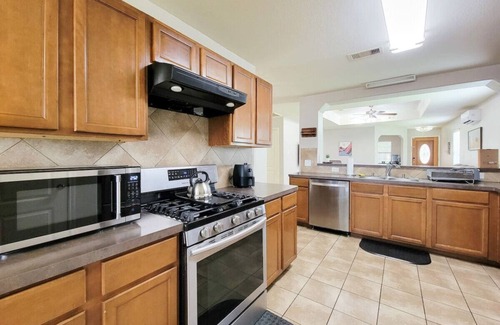 Barkers Branch Casa | Refreshing Fall Stay: Free Snacks & Fast Wi-Fi