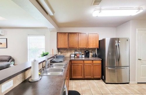 Barkers Branch Casa | Refreshing Fall Stay: Free Snacks & Fast Wi-Fi