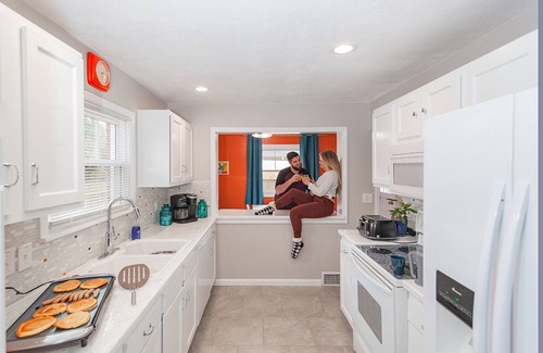Bowling Green Casa | Refreshing Mid Mod Retreat BG