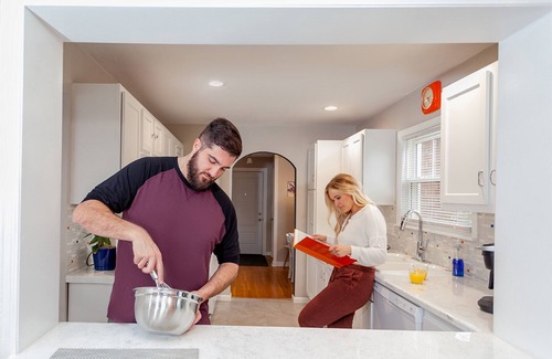 Bowling Green Casa | Refreshing Mid Mod Retreat BG