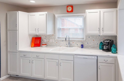 Bowling Green Casa | Refreshing Mid Mod Retreat BG