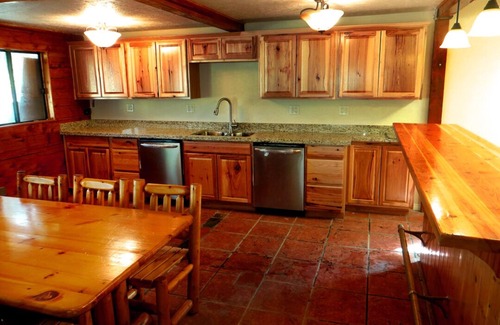 Pine Valley Cabina | ¡Reuniones refrescantes, retiros relajantes, espacio para todos!