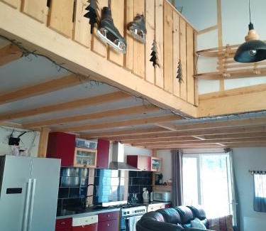 Saint-Jacques-des-Blats Apartamento | Refuge chaleureux pour des vacances en famille