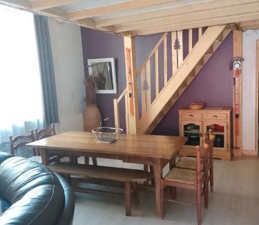 Saint-Jacques-des-Blats Apartamento | Refuge chaleureux pour des vacances en famille